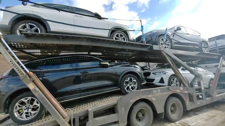 Чёрный Haval с зелёными акцентами на нижнем ярусе автовоза