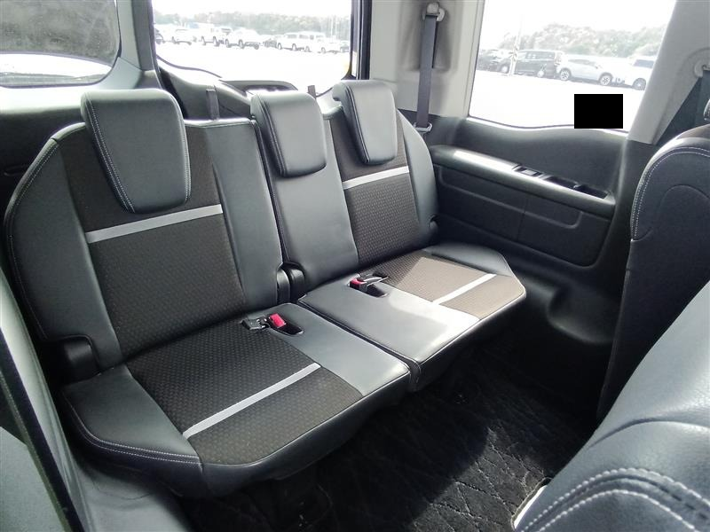 Honda Step Wagon: третий ряд сидений