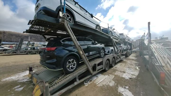 Чёрный Haval на автовозе, дальний боковой ракурс